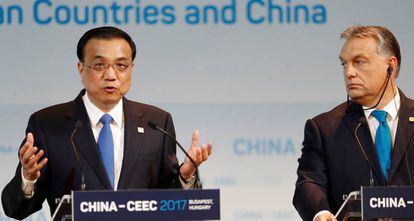 El primer ministro chino, Li Keqiang, y su homólogo húngaro, Viktor Orbán, se dirigen a la prensa en el marco de la cumbre 16+1.