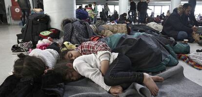 Un grupo de refugiados, en el puerto del Pireo (Atenas).