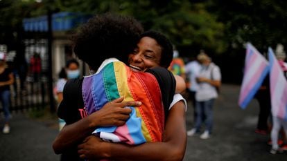 Activistas y miembros de la comunidad LGBTI se manifiestan con motivo del Día Internacional contra la Homofobia, la Transfobia y la Bifobia en El Salvador.