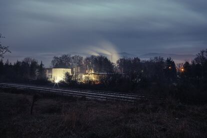 Vista nocturna del complejo Zalajazera, un gran polígono industrial en el que no se permite la entrada de periodistas. Según los ecologistas, en su interior hay instalaciones altamente contaminantes.