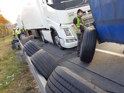 Transportistes canvien les rodes dels camions a l&#039;AP-7.