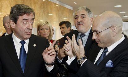 Gómez Bermúdez habla con el fiscal jefe de la Audiencia, Javier Zaragoza. Tras ellos, el exfiscal general del Estado Cándido Cónde-Pumpido, y la portavoz del Poder Judicial, Gabriela Bravo.