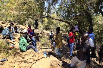 Inmigrantes subsaharianos en los alrededores de la frontera con Melilla.