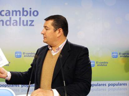 El secretario general del PP andaluz, Antonio Sanz, muestra un informe sobre las comisiones de los ERE.