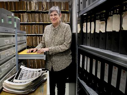 Anabel Serrano, responsable del archivo fotográfico de EL PAÍS, en una de las secciones del archivo.