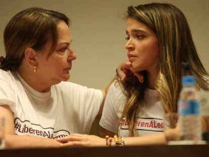Mitzy Capriles, esposa de Antonio Ledezma, y su hija Antonietta, en Madrid.