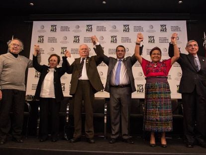 Adolfo Pérez Esquivel, Shirin Ebadi, Lech Walesa, Guillermo Whpei, Rigoberta Menchú Tum y Óscar Arias en Rosario, Argentina.