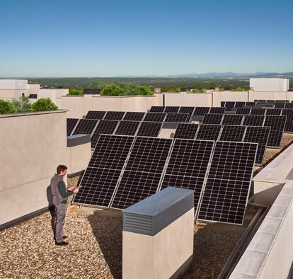 Las comunidades que instalan paneles fotovoltaicos pueden aprovechar un recurso común para generar un ahorro tanto en la factura de la luz de cada vecino como en el consumo de energía de las zonas comunes: trasteros, garaje, patios...