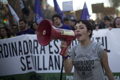 Una joven grita consignas durante la manifestación en Sevilla.
