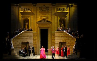 La soprano Jessica Pratt como Olympia y el tenor Moisés Marín como Spalanzani, junto a miembros del Coro de Ópera de Bilbao en 'Los cuentos de Hoffmann'.