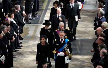 El rey Felipe VI y la reina Letizia abandonaban la abadía de Westminster tras asistir al funeral de Estado por Isabel II. 
