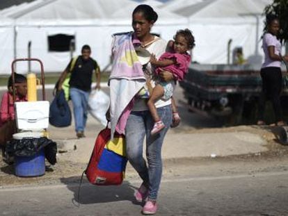 La localidad fronteriza de Paracaima se divide entre el miedo de los refugiados y la indignación de sus ciudadanos, que se quejan del aumento de la inseguridad y un colapso de los servicios públicos