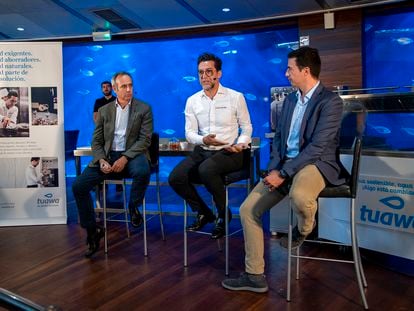 Dionisio García, CEO de Global Omnium; el chef Quique Dacosta y Juan Monrabal, CEO de Tuawa, en la presentación de la campaña para el consumo de agua del grifo.