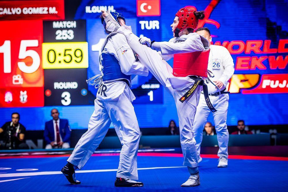 Marta Calvo (D) en el combate por el bronce del Gran Prix final de 2018. (Federación Mundial de Taekwondo) 