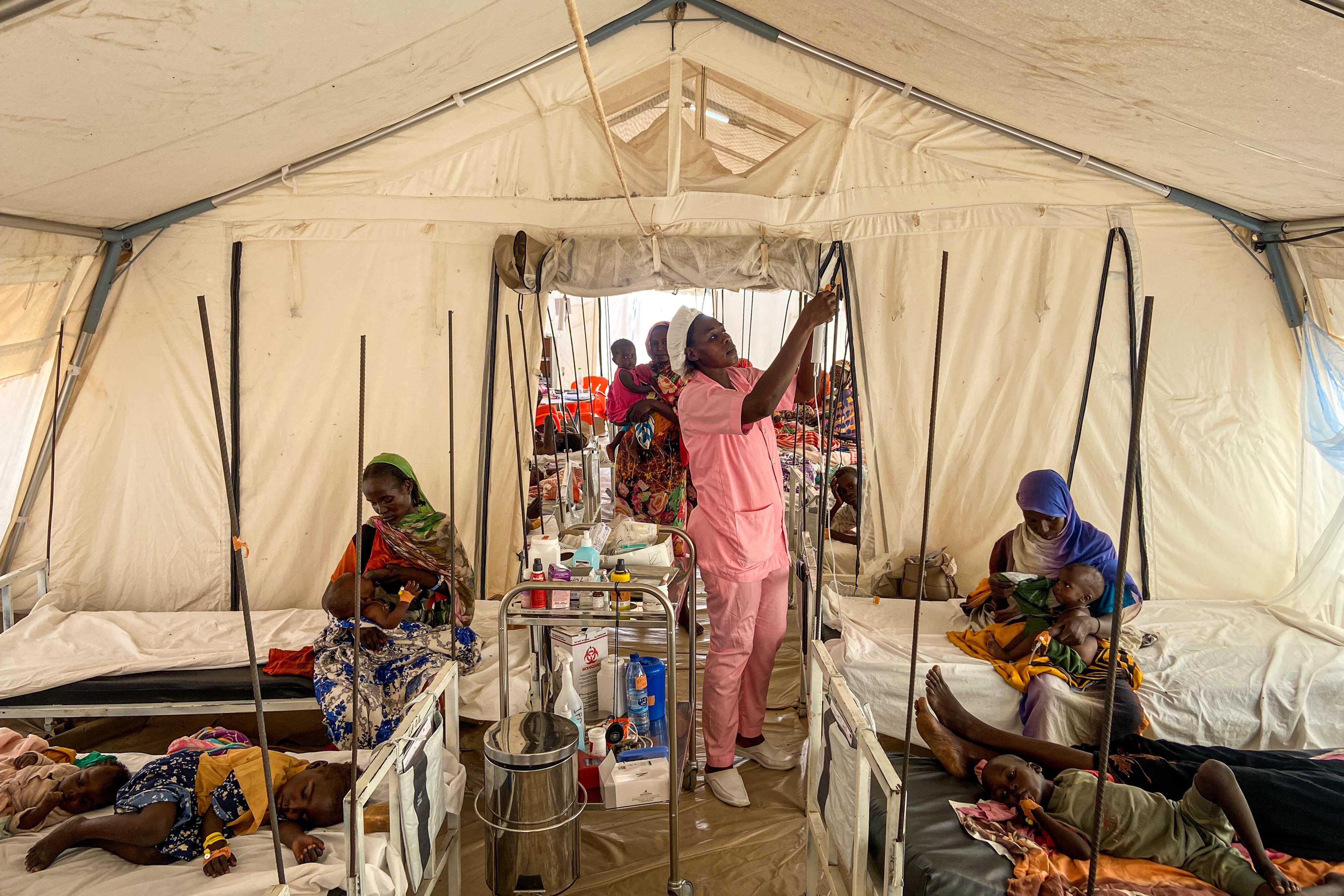 La desnutrición es difícil de atajar, dice Mirjam Molenaar, la médico holandesa de MSF que dirige el hospital que han instalado en Adré. Muchos niños están enfermos y deshidratados, lo que complica aún más el tratamiento.