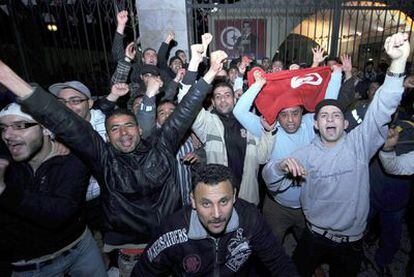 Decenas de tunecinos celebran en las calles el anuncio de la retirada del presidente Ben Ali.