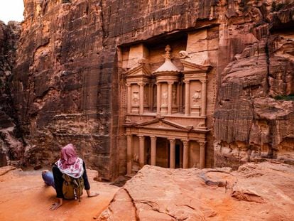 Una turista contempla el Tesoro de Petra, en Jordania.