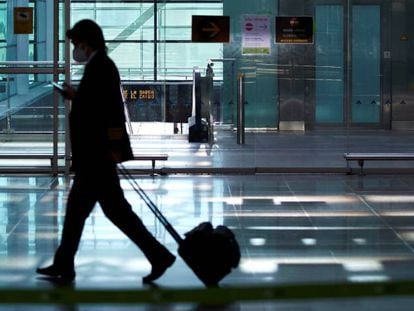 Un viajero a su llegada al aeropuerto de El Prat de Barcelona