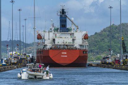 Un barco dentro de las esclusas de Miraflores. El funcionamiento del Canal del Panamá depende del agua del lago Gatún.