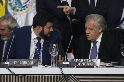 El opositor venezolano David Smolansky junto a Luis Almagro, secretario general de la OEA.