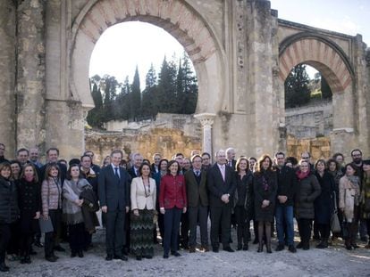 Los miembros del Consejo de Patrimonio Hist&oacute;rico Espa&ntilde;ol posan ante la ciudad palatina de Medina Azahara.