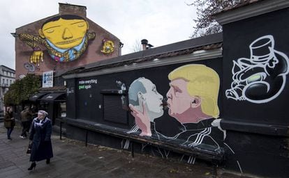 Un grafiti con la imagen de Donald Trump y Vladimir Putin en Vilna (Lituania).