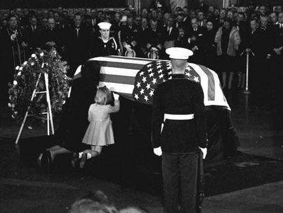 Jacqueline Kennedy y su hija Caroline besan el ata&uacute;d del presidente John F. Kennedy durante su funeral, el 24 de noviembre de 1963.