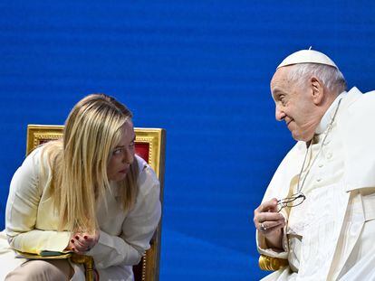 La primera ministra italiana, Giorgia Meloni, y el Papa, en el acto "Los estados generales de la natalidad", en Roma, este viernes.