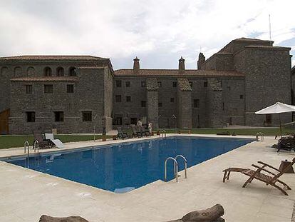La piscina del hotel, frente al renovado edificio que albergaba en el siglo XVII el monasterio del Carmen.