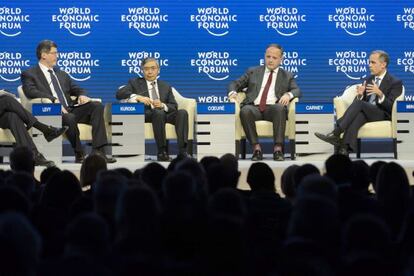 De izquierda a derecha, Joaquim Levi, ministro de Finanzas de Brasil; Haruhiko Kuroda, gobernador del Banco Central de Japón; Benoît Coeuré, miembro de consejo del Banco Central Europeo; y Mark Carney, gobernador del Banco de Inglaterra, participan en uno de los debates del Foro Económico Mundial, que se celebra en Davos (Suiza)