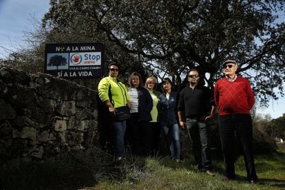 Miembros de la plataforma Stop Uranio que se opone a la construcción de la mina en Retortillo (Salamanca).