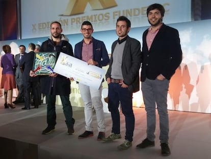 Miguel García Guerra (segundo empezando por la derecha) y otros socios de Estudio Creativo P2P recogen el premio de Fundetec por su proyecto Baño P2P.