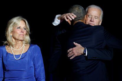 El vicepresidente Joe Biden saluda a Barack Obama una vez terminado el discurso.
