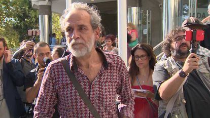 El actor Willy Toledo sale de los juzgados de Plaza de Castilla (Madrid) tras haber sido detenido.