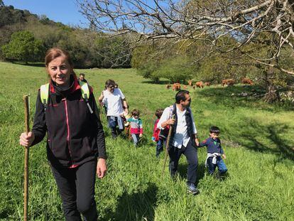 Ana Lavín, ganadera de la Finca La Estrella en Villaescusa (Cantabria), forma parte de las prácticas en la Escuela de Pastoras del siglo XXI.