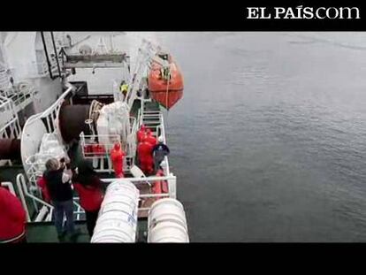 Cuatro voluntarios del buque 'Jan Mayen', que recorrerá el Ártico durante quince días para medir los efectos del cambio climático y a bordo del cual se encuentra una periodista de EL PAÍS, realizan un simulacro de emergencia.