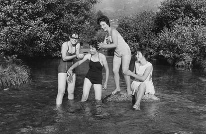 Un grupo de bañistas fotografiadas por virxilio viéitiez.