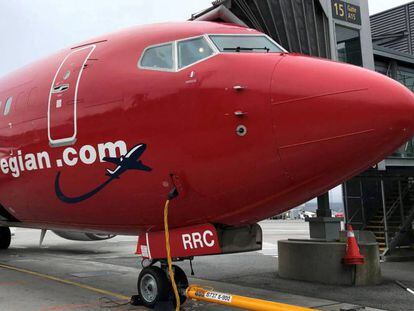 Un avión de la aerolínea Norwegian Air reposta en el aeropuerto de Oslo.