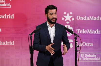 El coordinador del comité de campaña de Ciudadanos en Madrid, César Zafra, tras el debate electoral que los seis líderes de los principales partidos políticos madrileños celebraron el 21 de abril en los estudios de Telemadrid. EFE/Juanjo Martín. POOL