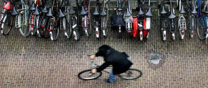 Un ciclista pasea cerca de la estación central de Ámsterdam.