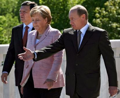 Durao Barroso, Merkel y Putin, durante la cumbre UE-Rusia en 2007.