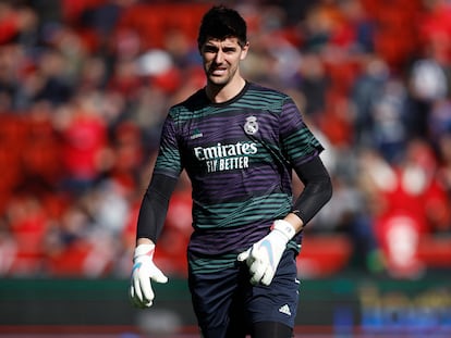 Thibaut Courtois, dolorido este domingo en Mallorca durante el calentamiento.