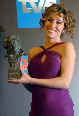 La actriz Lola Dueñas ha conseguido el premio a la mejor intérprete femenina protagonista por su papel en <i>Mar adentro</i>. Dueñas competía con Penélope Cruz, Ana Belén y Pilar Bardem.