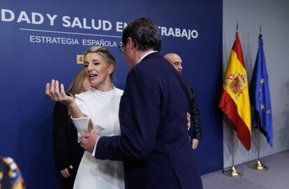 La ministra de Trabajo y Economía Social, Yolanda Díaz, y el presidente de la CEOE, Antonio Garamendi, en la aprobación de la Estrategia Española de Seguridad y Salud en el Trabajo.