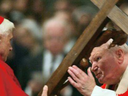 El papa Juan Pablo II (derecha) junto al entonces cardenal Joseph Ratzinger, en 2004.  