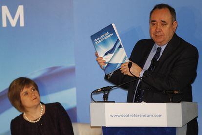 El primer ministro escocés, Alex Salmond, muestra un ejemplar del plan para el referéndum.