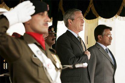 George W. Bush escucha el himno americano junto a Pervez Musharraf tras un desfile militar.