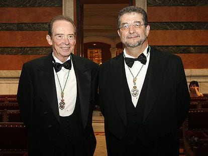 José Manuel Blecua, a la izquierda, con José Antonio Pascual, ayer en la Real Academia Española.