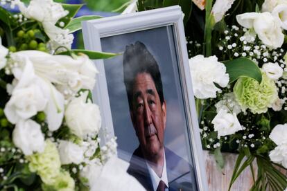 Imagen de asesinado exprimer ministro Shinzo Abe en la sede del Partido Liberal japonés.