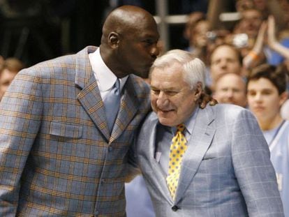 Michael Jordan besa a su mentor Dean Smith durante un homenaje al técnico en 2007.